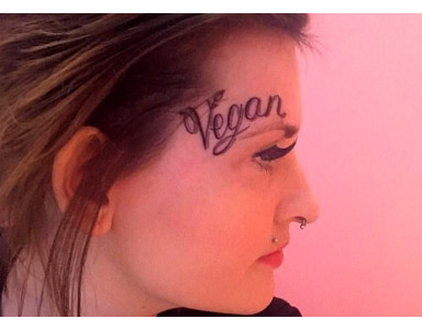 Vegan à vie, tatouée sur le visage, un choix intriguant mais courageux et déterminé !
